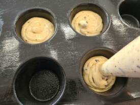 Répartir votre pâte à muffin dans vos moules à muffin, maximum 2/3 de la hauteur du moule