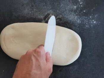 Reprendre votre pâte à pizza maison et la découper en boule de 250/280 g environ
