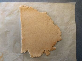 Etaler ensuite la pâte à biscuit de Noël entre 2 papiers sulfurisés