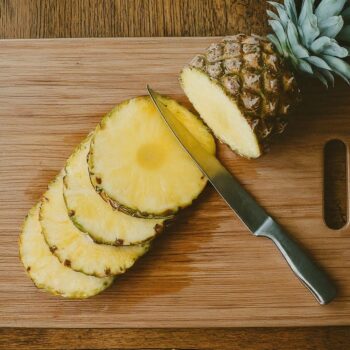 Découper l'ananas en rondelles