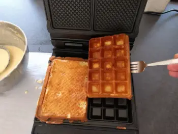 Gaufres cuites dorées dans le gaufrier