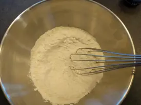 Dans un cul de poule, mettre les produits secs