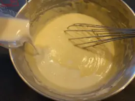 Avant la cuisson, mélanger à nouveau votre pâte à gaufre et ajuster avec un peu de lait