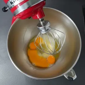Fouetter œufs entiers et jaunes jusqu’à texture mousseuse
