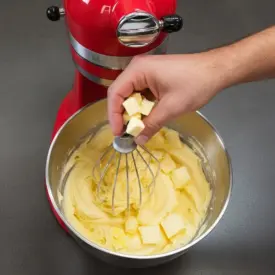 Ajouter le beurre pommade, morceau par morceau