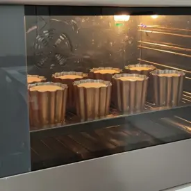 cannelés bordelais – remplir moules à 5 mm du bord puis cuisson four 250 °C puis 200 °C