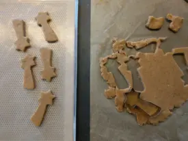 Détailler aux emporte-pièces, déposer sur papier cuisson ou Silpat