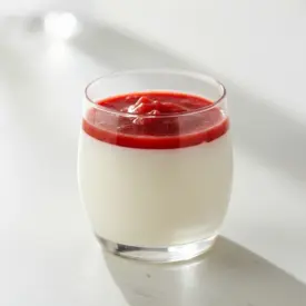 Panna cotta ferme et lisse réalisée à l’agar-agar, dessert végétal à la texture nette