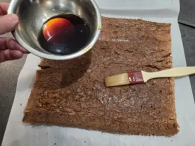 Récupérer le biscuit, l'imbiber généreusement avec le sirop