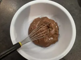 Pour terminer votre bûche de Noël au chocolat : sortir votre ganache montée et la placer dans un cul de poule