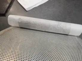 Éventuellement : serrez la bûche avec la technique de la plaque de four qui serre la bûche dans le papier sulfurisée et laisser se raffermir au frais au moins 30 min