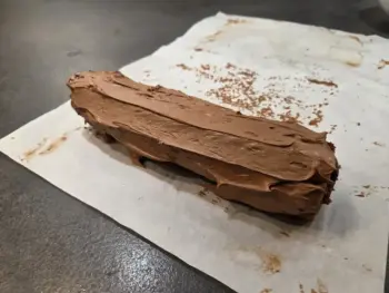 Décorer selon l'envie en récupérant le reste de ganache montée : effet écorce à la petite spatule