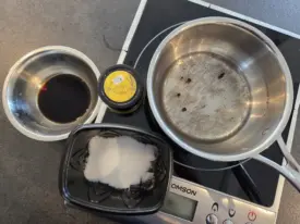 Préparer tous les ingrédients pour votre sirop qui accompagnera votre bûche roulée chocolat