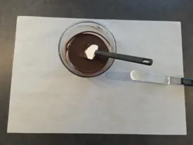 Faire fondre le chocolat doucement au micro-onde jusqu'à ~50°C