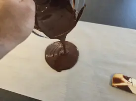 Verser le chocolat sur une grande feuille de papier sulfurisé