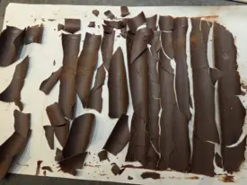 Sortir le chocolat imitation écorce et le laisser se casser de manière "esthétique"