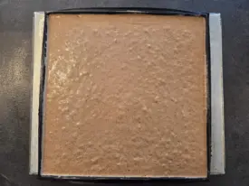 Répartir uniformément sur une plaque et cuire à four chaud