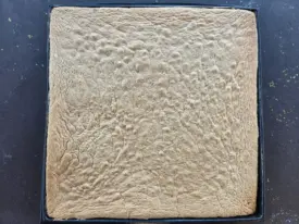 Laisser refroidir puis couvrir pour garder de l’humidité dans le biscuit