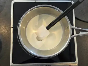 Mettre à chauffer la moitié de la crème et éventuellement le sirop de glucose ou miel