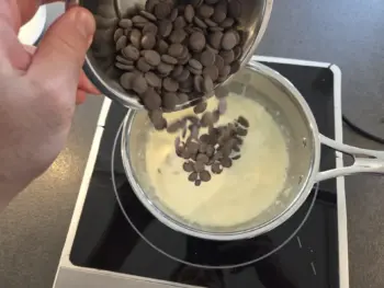 Quand la crème est chaude, mais pas bouillante, verser le chocolat en pistole