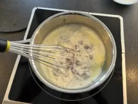 Au bout de 5 min, mélanger doucement à la spatule ou fouet