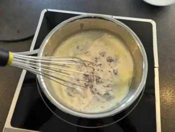 Au bout de 5 min, mélanger doucement à la spatule ou fouet