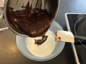 Verser votre ganache dans le reste de crème froide