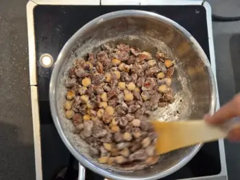 Pour le praliné maison, mélanger doucement jusqu'à la fonte du sucre en caramel