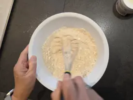 Dacquoise : mélanger les poudres tamisées puis incorporer aux blancs souples