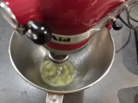 Monter les blancs d'œufs avec le sucre semoule en meringue souple