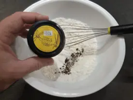 Mélanger le sucre glace, poudre d'amande, vous pouvez ajouter un peu de poudre de vanille