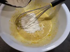 Ajouter la farine et mélanger à nouveau