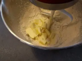 Mélanger farine, sel et sucre dans un saladier ou la cuve du robot