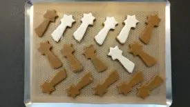 Préparer un glaçage royal avec le blanc d’œuf et le sucre glace