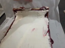 Rouler la bûche en vous aidant du papier cuisson