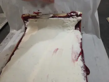 Rouler la bûche en vous aidant du papier cuisson