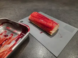 Parer les extrémités de la bûche. Lisser avec un peu de crème ou badigeonner de confit de framboise