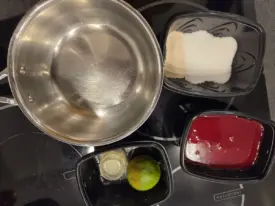 Pour cette recette de confit de framboise, préparer tous les ingrédients