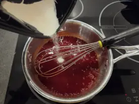 Chauffer la purée de framboise, ajouter le mélange sucre-pectine en pluie