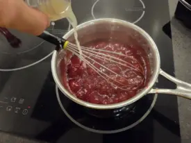 Ajouter un trait de jus de citron, laisser bouillir encore un instant