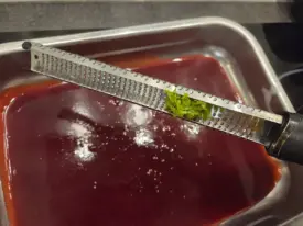 Ajouter le zeste de citron vert une fois le confit tiède et réserver au réfrigérateur