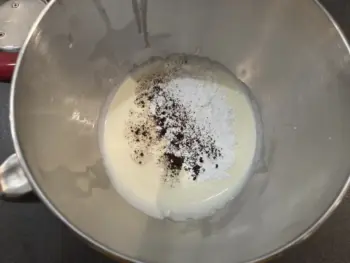 Tout mettre dans le bol du robot : crème, sucre, vanille (Mascarpone optionnel)
