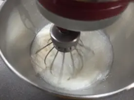 Fouetter ensemble mascarpone, crème liquide bien froide, sucre glace et vanille à vitesse moyenne