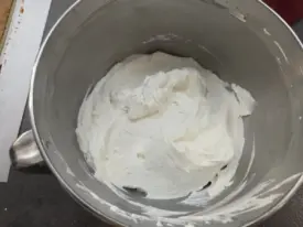 Chercher à avoir une crème montée à peine ferme