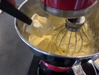 Ajouter le beurre à la crème pâtissière pour la transformer en crème mousseline