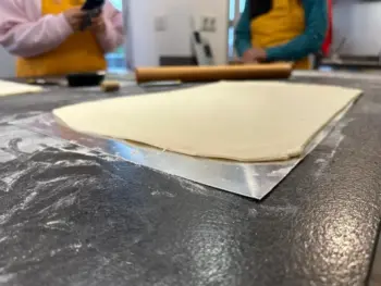 Abaisser la pâte à croissant à 4-5 mm