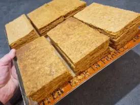 Découper 3 parts de pâte feuilletée cuite de taille égale