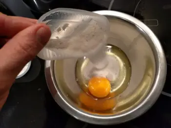 Mélanger le sucre avec les oeufs