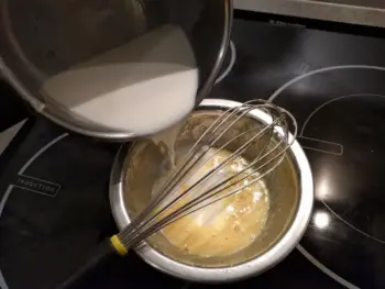 Ajouter le lait tiède