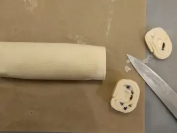 Découper des tranches de 3 cm environ pour donner vie à vos futurs pains aux raisins.